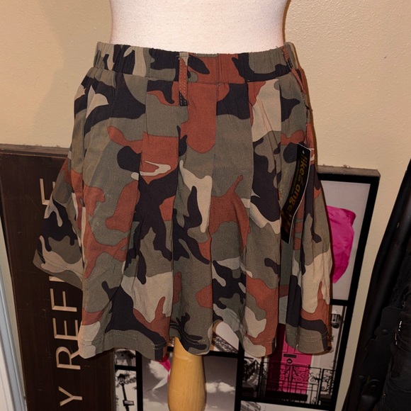 Camouflage Pleated Skirt - Picture 2 of 4